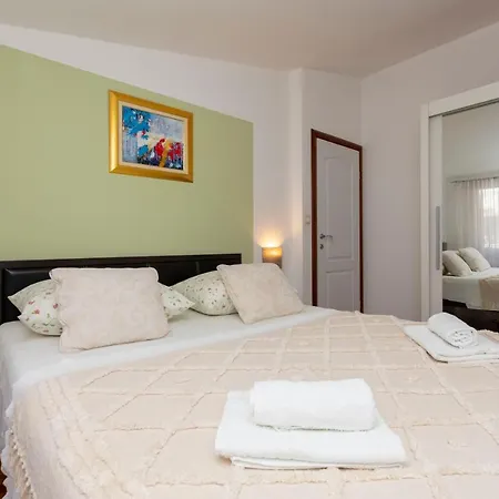 White House Omis