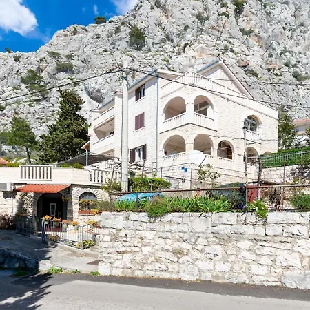 White House * Omis