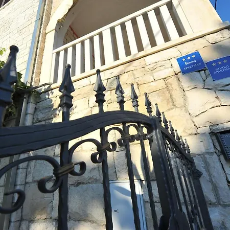 White House Omis